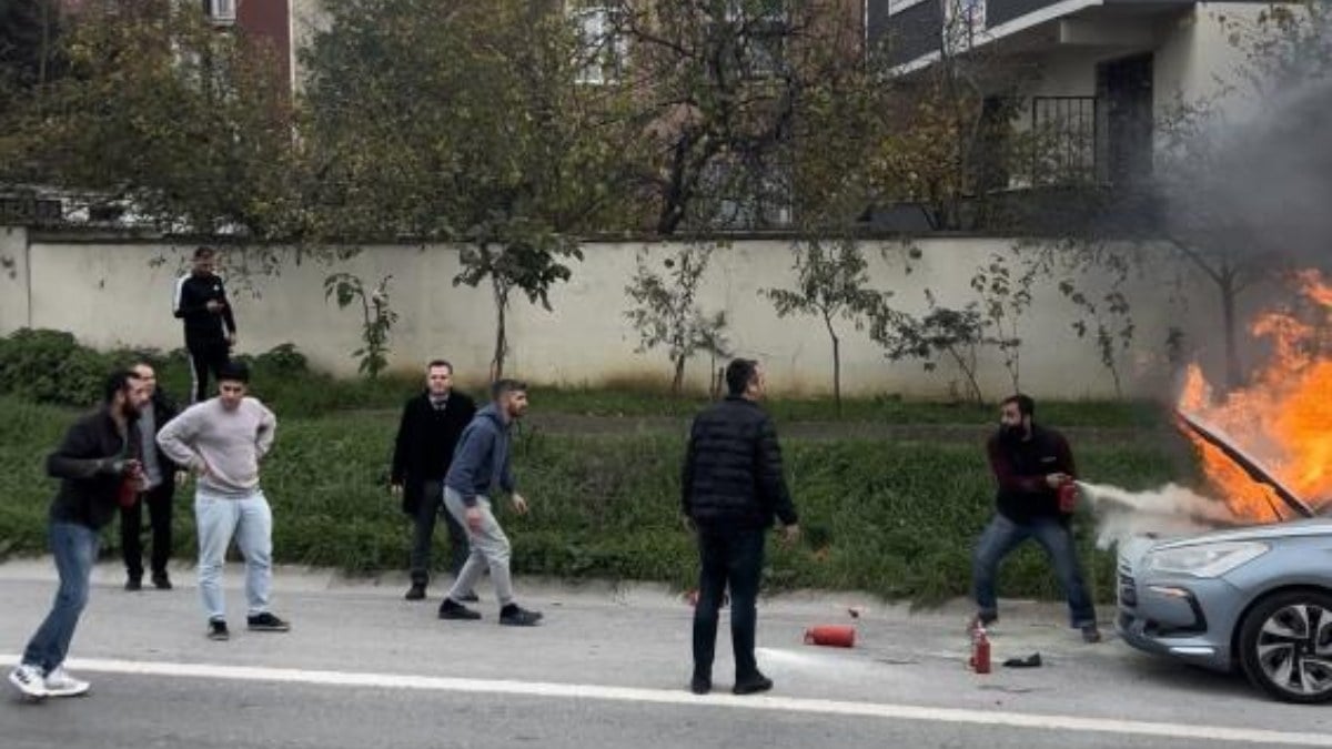 İstanbul’da cayır cayır yanan aracı söndürme seferberliği