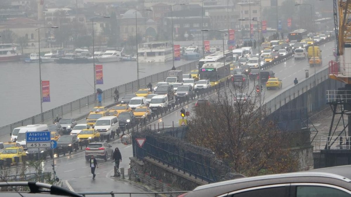 İstanbul’da İETT kabusu! Arızalandı, Unkapanı Köprüsü’nde trafiği felç etti
