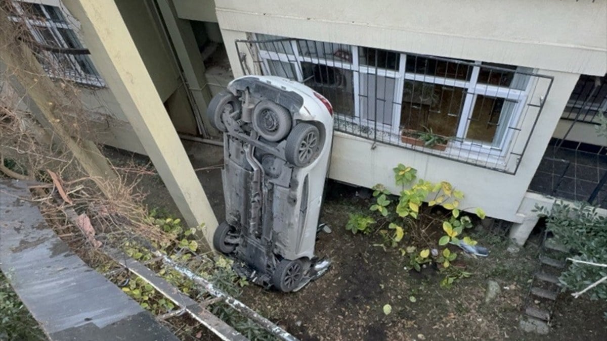 İstanbul’da kadın sürücünün kullandığı otomobil site bahçesine düştü