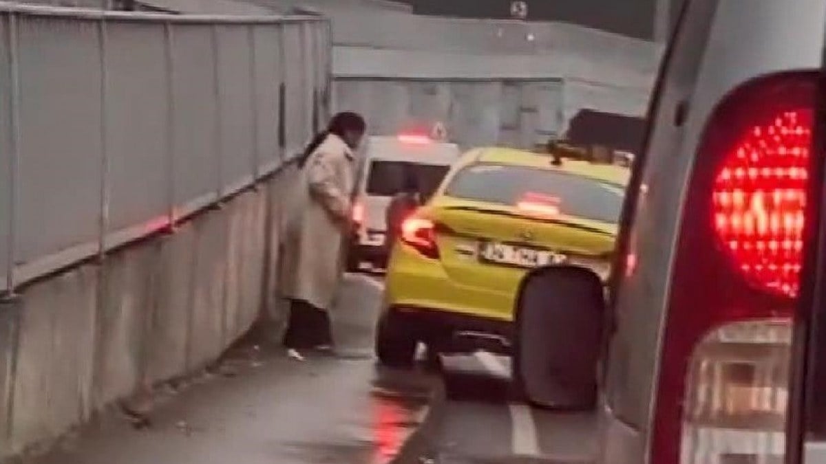 İstanbul’da kaldırıma çıkan taksi öfkelendirdi: Kadın araca saldırdı
