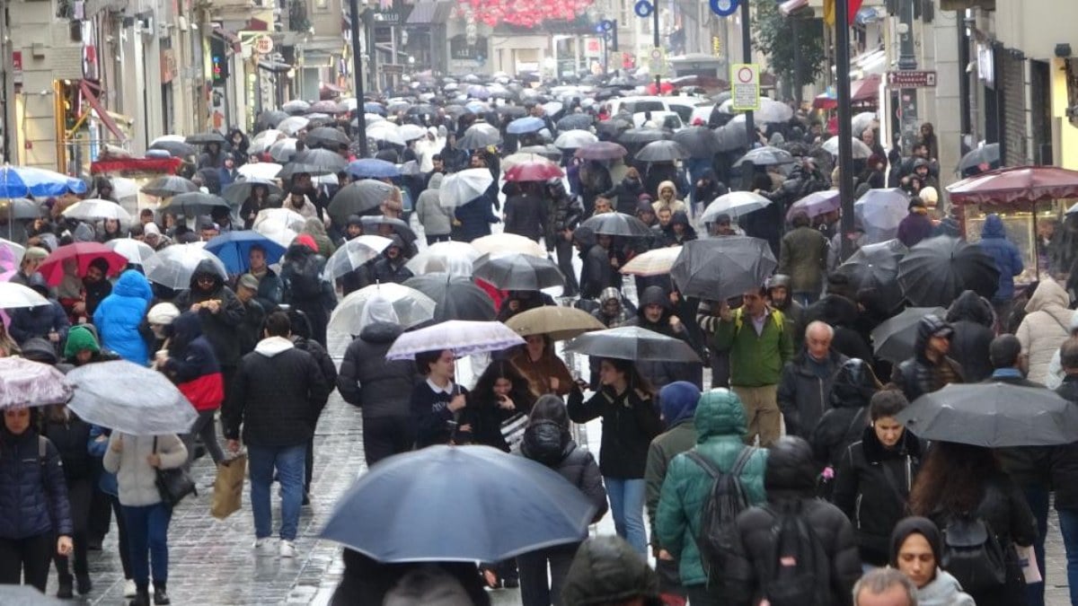 İstanbul’da kuvvetli rüzgar ve yağış vatandaşlara zor anlar yaşattı