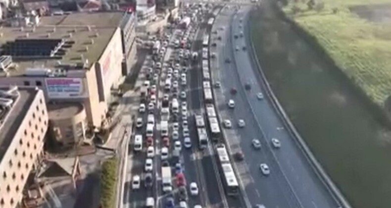 İstanbul’da metrobüs yolundaki çalışma trafiği kilitledi