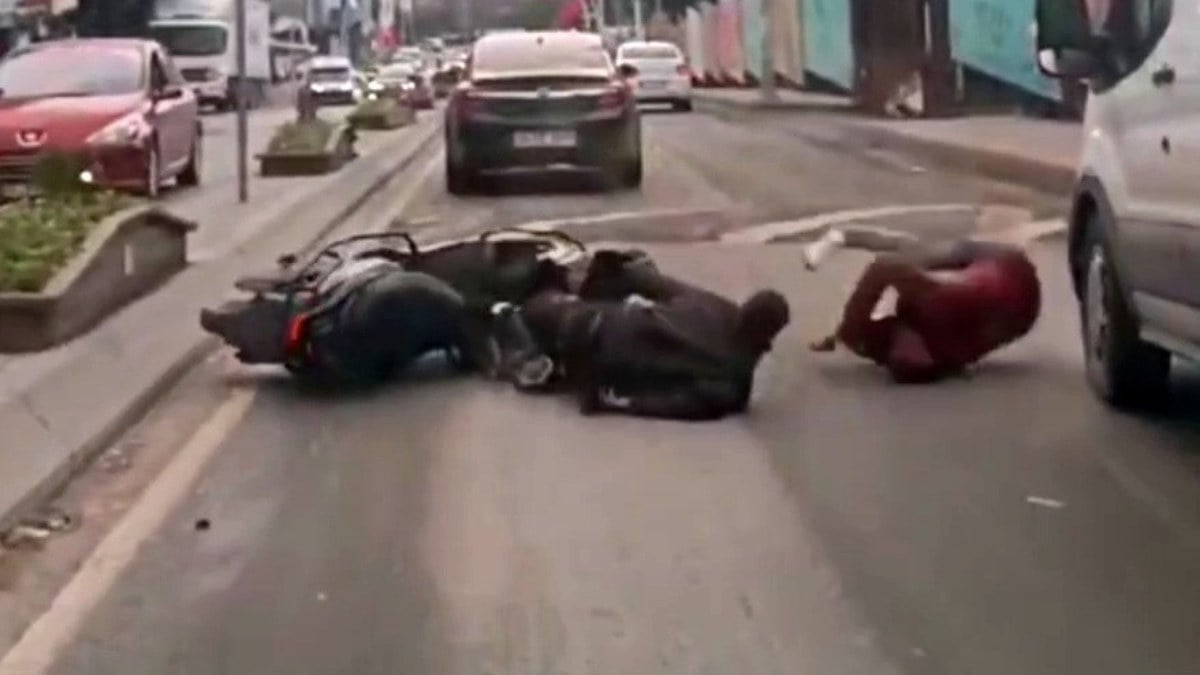 İstanbul’da motosikletlilerin ezilmekten son anda kurtuldukları anlar