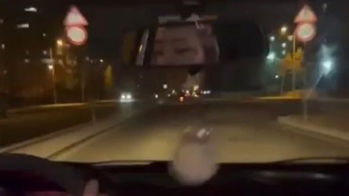 İstanbul’daki kadın sürücünün eğlence için direksiyonu savurduğu anlar kamerada