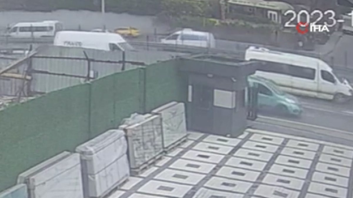 İstanbul’daki servis şoförü, direksiyon başında felç geçirdi