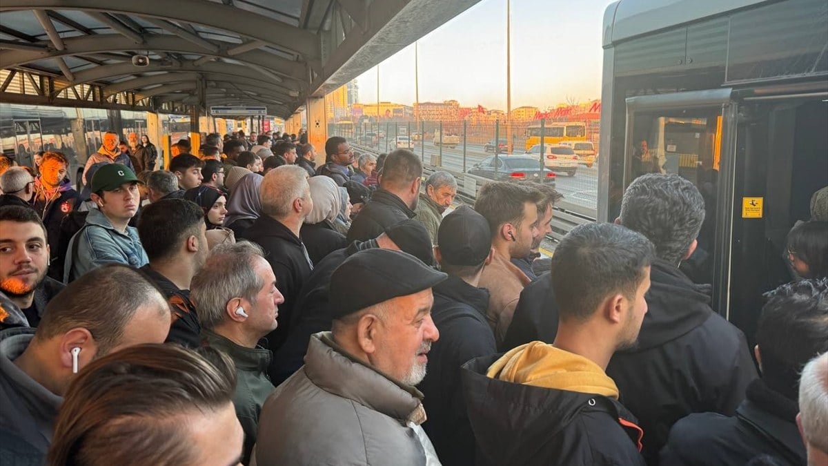 İstanbul’un çözülmeyen sorunu: Metrobüs arızası! Bu kez de tekerleklerinden duman çıktı…
