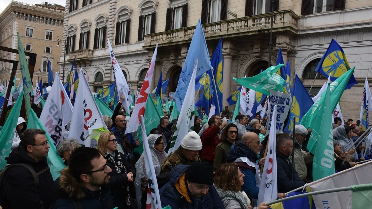 İtalya’da doktorlar ve hemşireler iş bıraktı