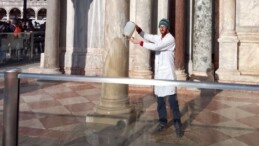 İtalya’da iklim eylemi: Aziz Markus Bazilikası’na çamurlu su döktüler
