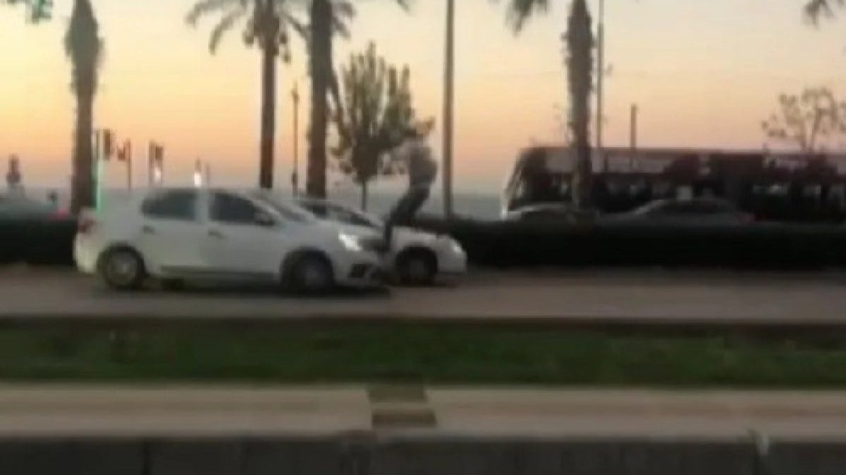 İzmir’de kavga ettiği kişinin aracına seyir halindeyken atladı