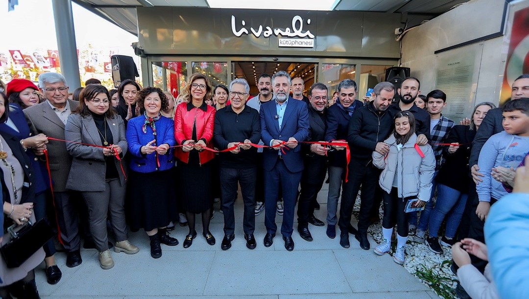 İzmir’de Livaneli Kütüphanesi hizmete açıldı
