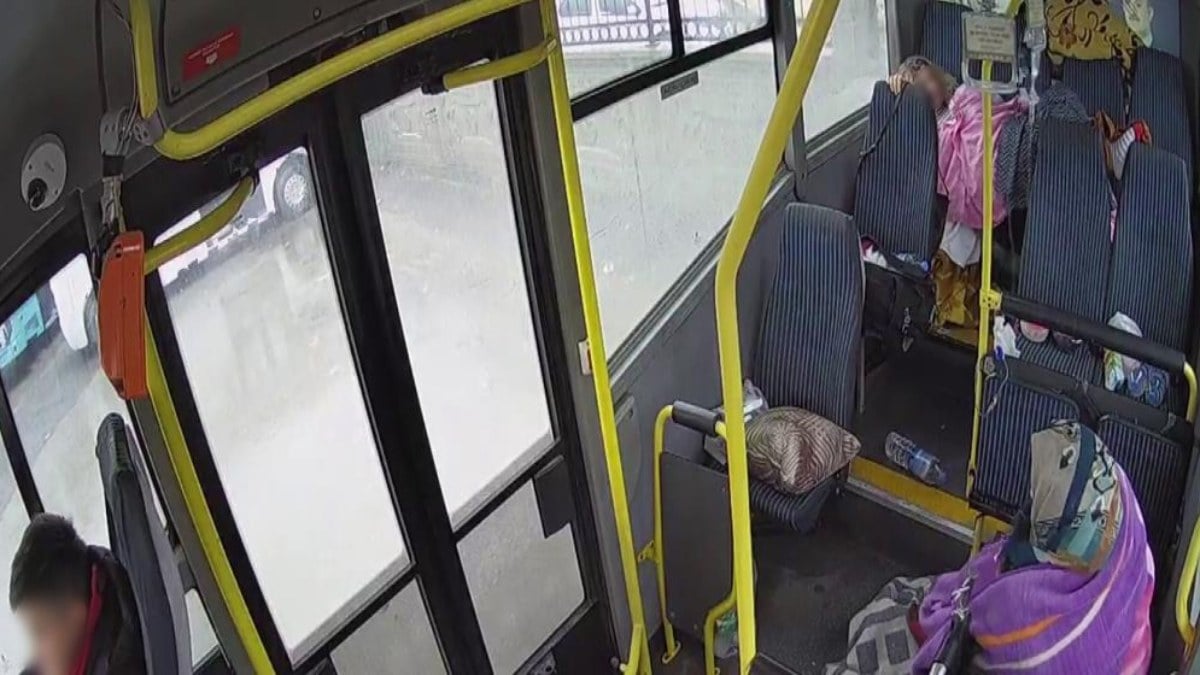 Kahramanmaraş depreminden sarsan görüntü! Minibüste yakalandılar