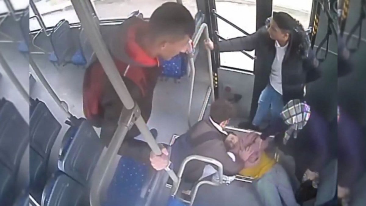 Kahramanmaraş’ta otobüs şoförü yol kenarında fenalaşan kadının imdadına yetişti