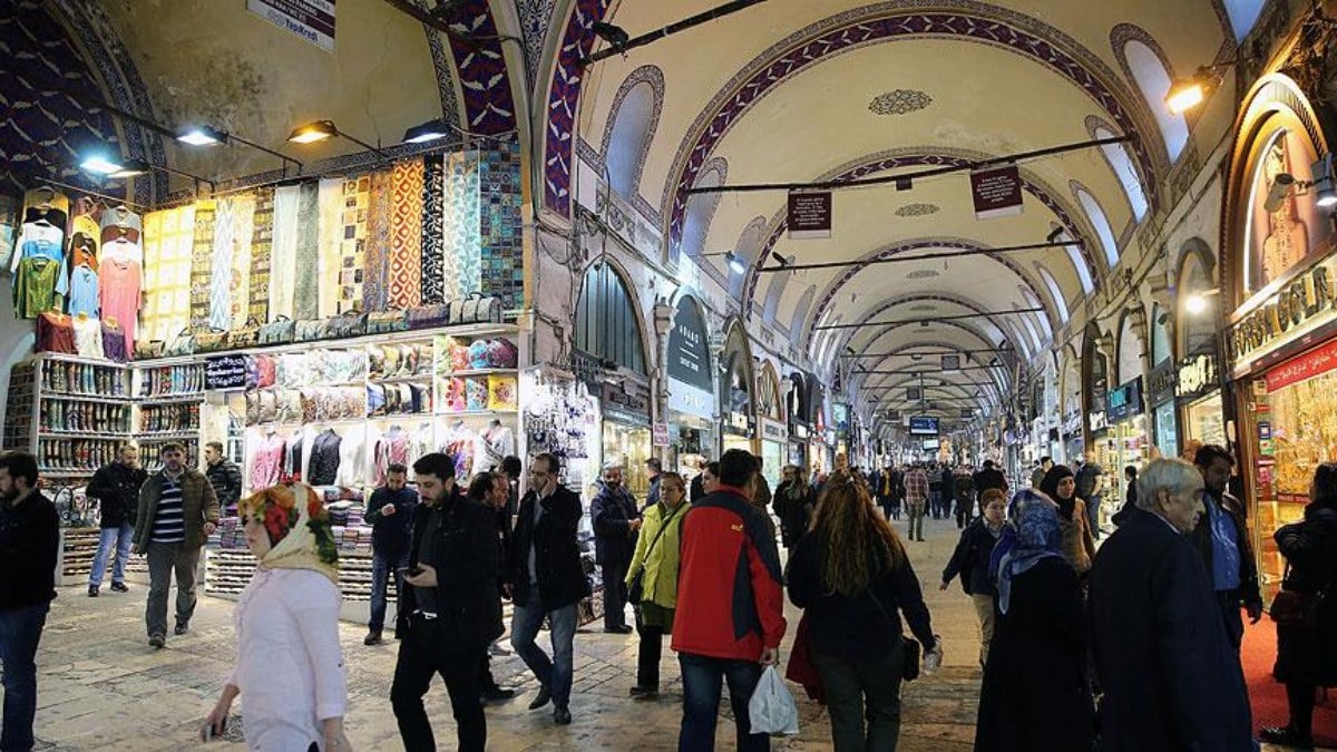 Kapalıçarşı’da esnaf, 100 bin lirayı çöpe attı