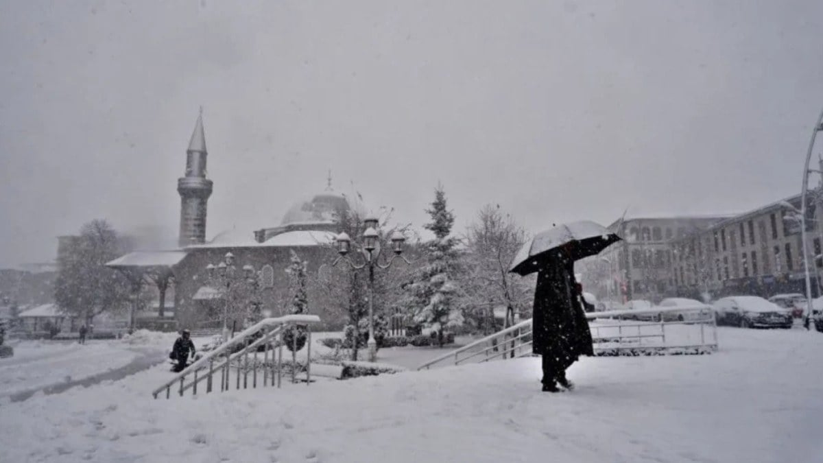 Kar yurdu etkisi altına aldı! 2 ilde okullar tatil edildi