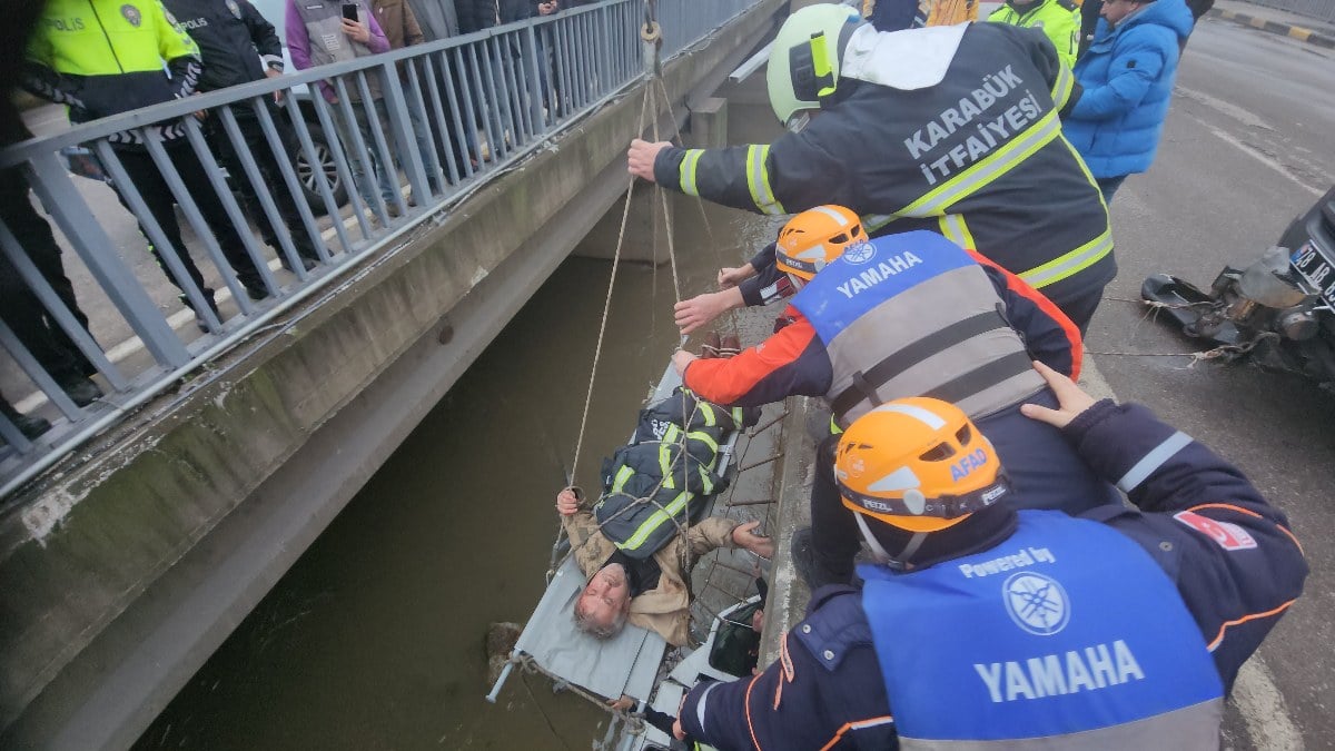Karabük’te freni boşalan minibüs çaya uçtu