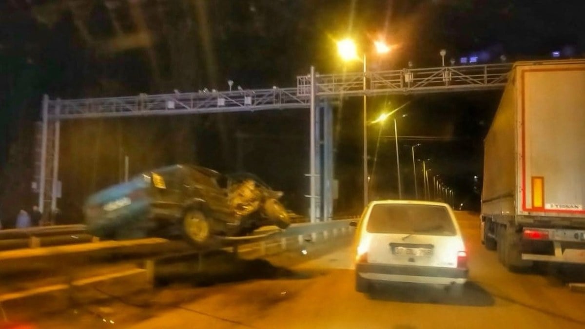 Kastamonu’da kaza yapan otomobil bariyerlerin üzerinde asılı kaldı
