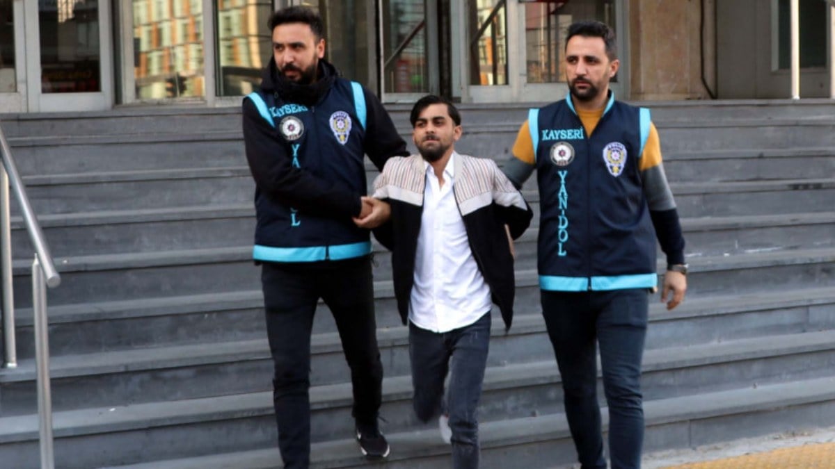 Kayseri’de 10 kişiyi dolandıran şüpheli mutfak dolabındaki gizli bölmede yakalandı