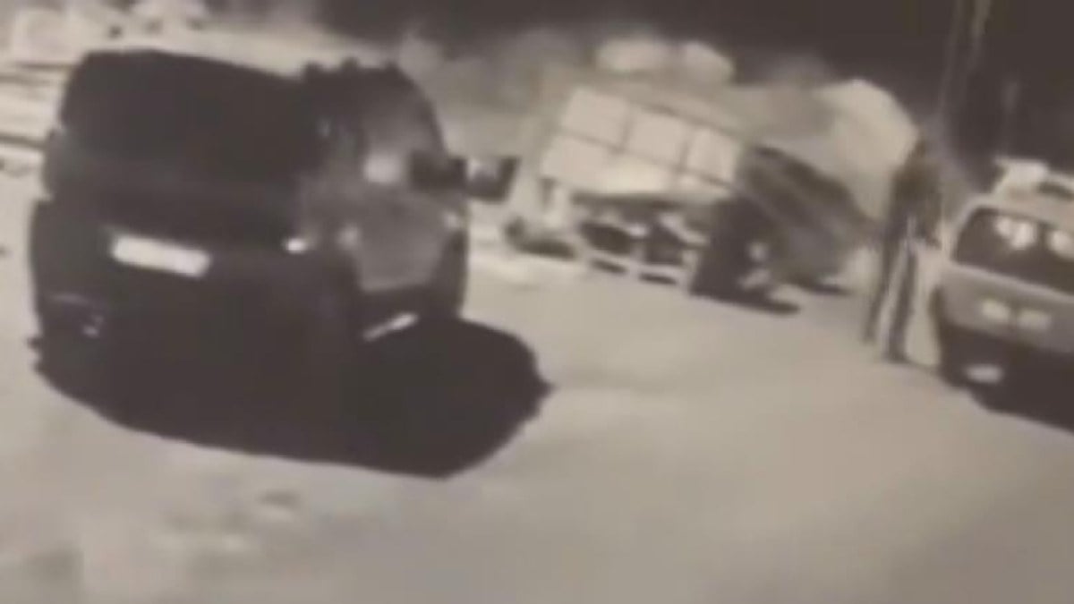 Kayseri’de 2 metrelik demir profili arabaya sığdırarak çaldı