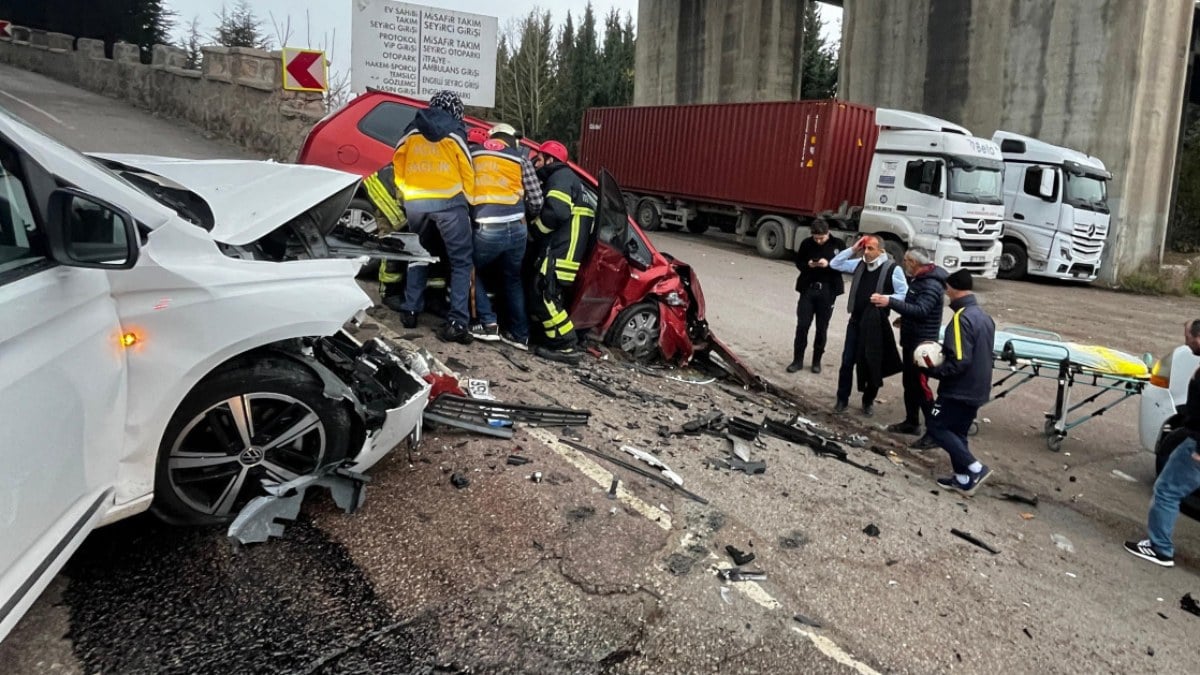 Kocaeli’de 2 araç kafa kafaya çarpıştı: 3 yaralı