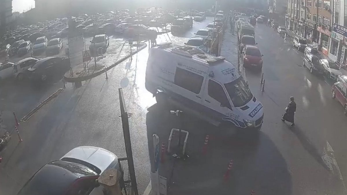 Kocaeli’de dönüş yapan ambulansın çarptığı kadın hayatını kaybetti