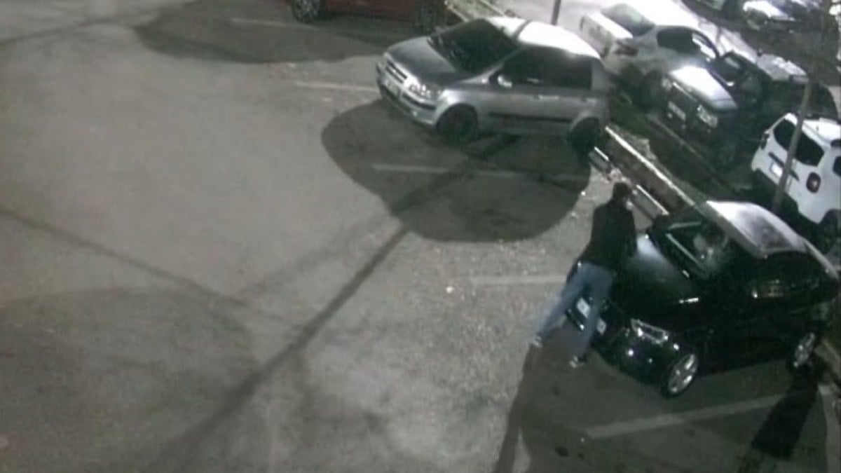 Kocaeli’de korkunç anlar! 35 aracın camını tek tek kırdı…