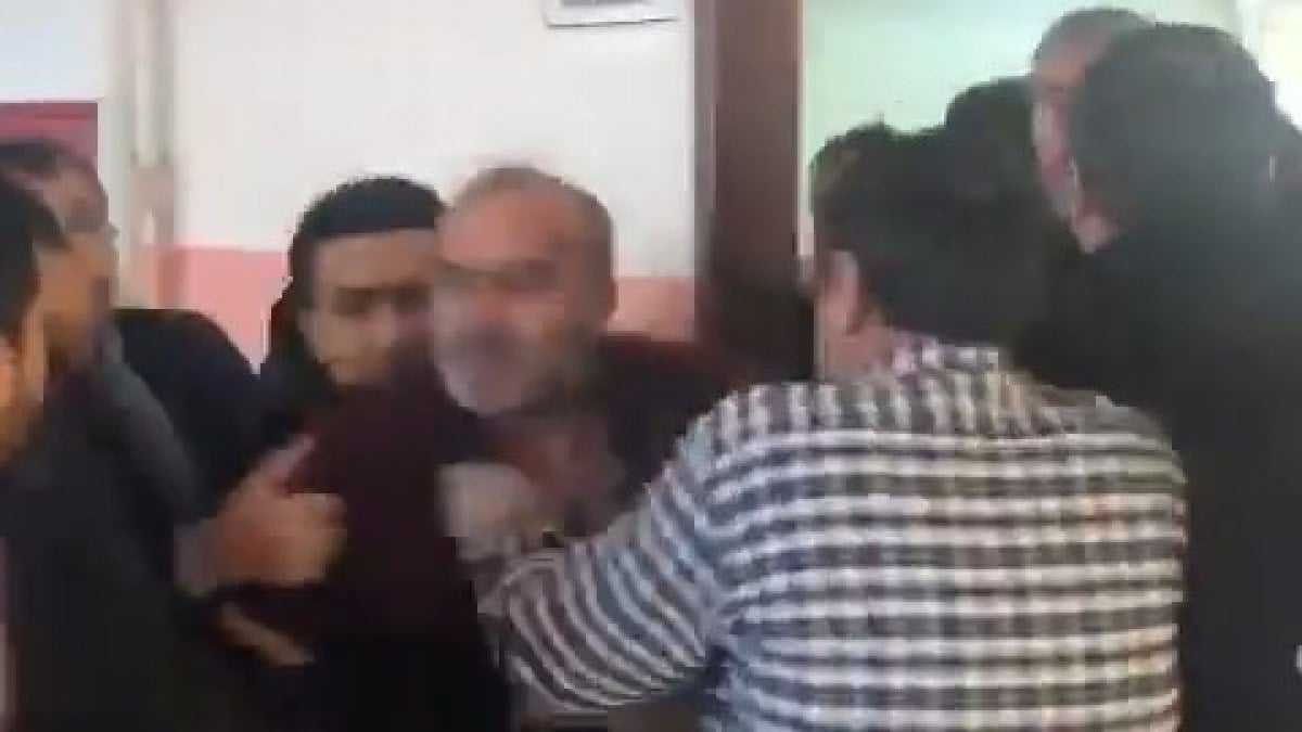 Kocaeli’de okulu bastılar! Öğretmeni öldüresiye daberttiler