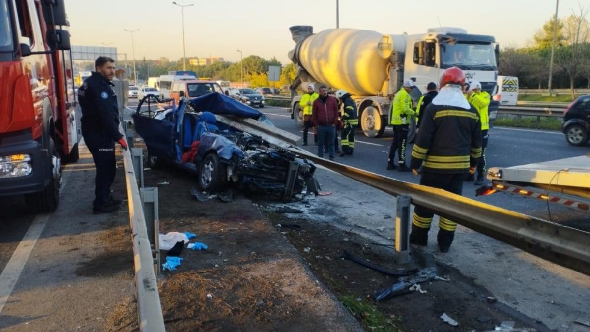 Kocaeli’de otomobil bariyerlere saplandı: 2 ölü