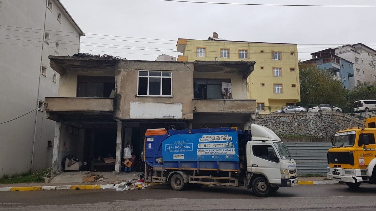 Kocaeli’de yalnız yaşayan adamın evinden 3 kamyon çöp çıktı