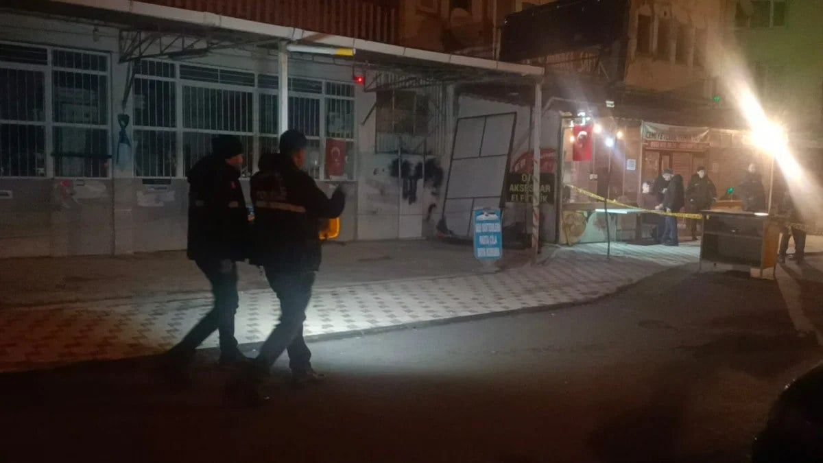 Kocaeli’de yol kenarında bıçaklanmış halde bulunan kişi hastanede öldü