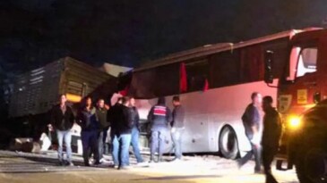 Konya’da otobüs tıra arkadan çarptı