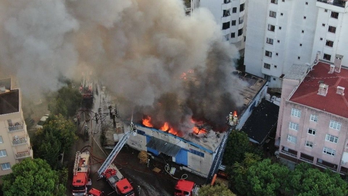Küle döndü! İstanbul’da kahve imalathanesinde yangın