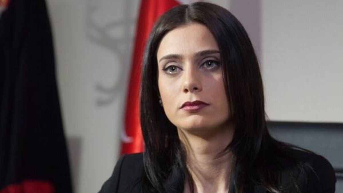 Kurtlar Vadisi’nin Savcı Leyla’sı incecik belini açıkta bırakınca…”Operasyon bitmiştir”