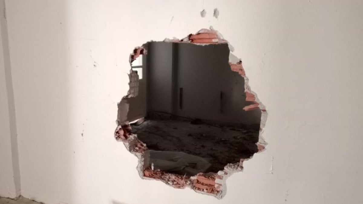 Malatya’da duvarı delen hırsızlar 10 daireyi soydu