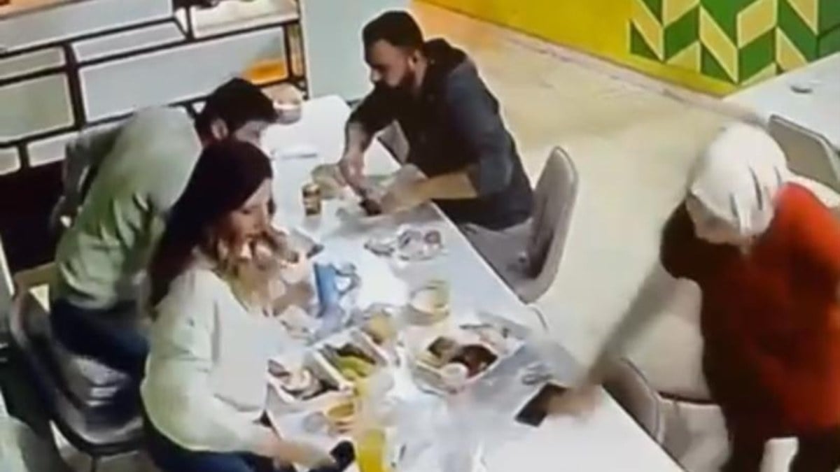 Malatya’daki depremde herkes kaçarken onlar yemek yedi