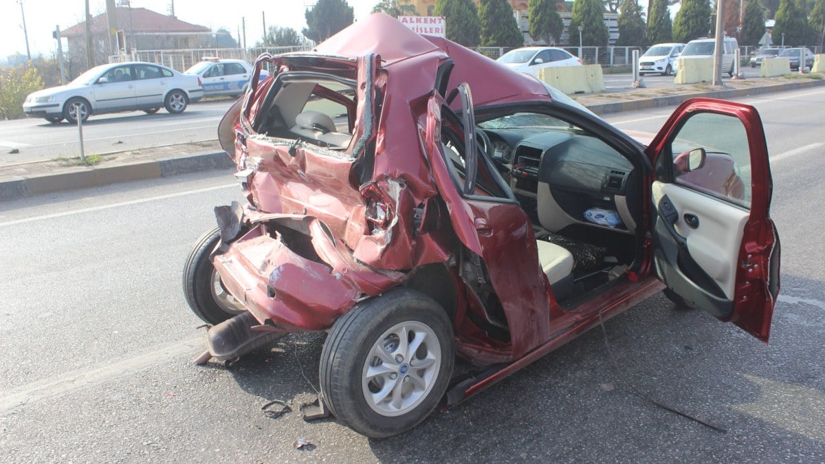 Manisa’da feci kaza: Otomobil hurdaya döndü