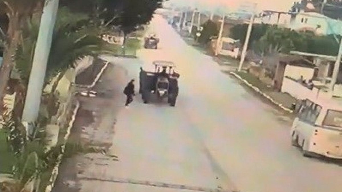 Manisa’da yolda yürüyen lise öğrencisinin üzerinden traktör geçti