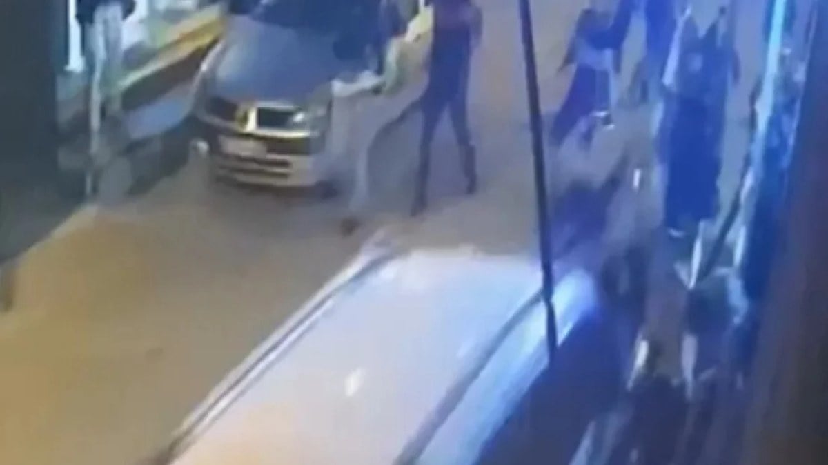 Mersin’de hafif ticari aracın kavga eden kalabalığa çarpma anı kameraya yansıdı