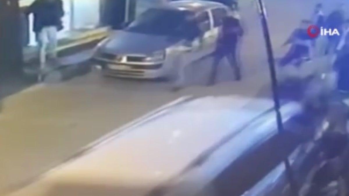 Mersin’de otomobili ile kavga eden kalabalığın arasına daldı