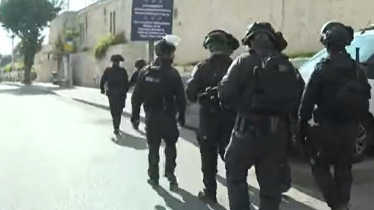 Mescid-i Aksa’da 12’nci cuma! İsrail polisi namaz kılmak isteyen Filistinlileri engelliyor