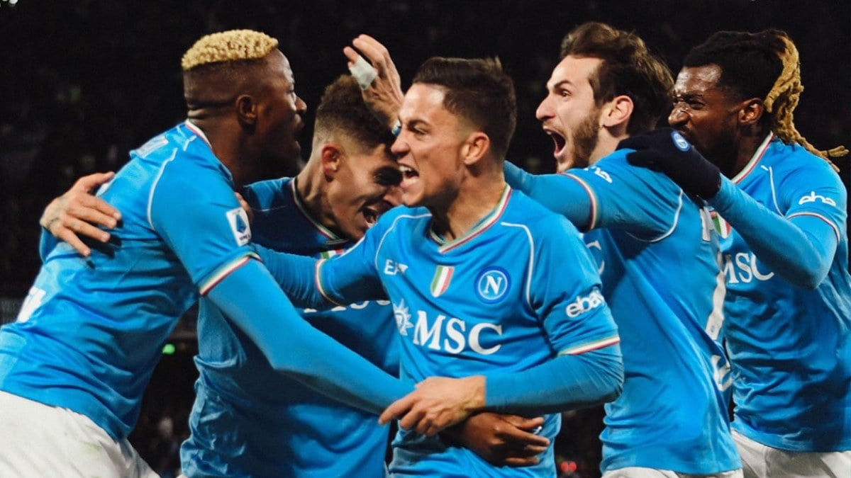 Napoli konuk ettiği Cagliari’yi yendi