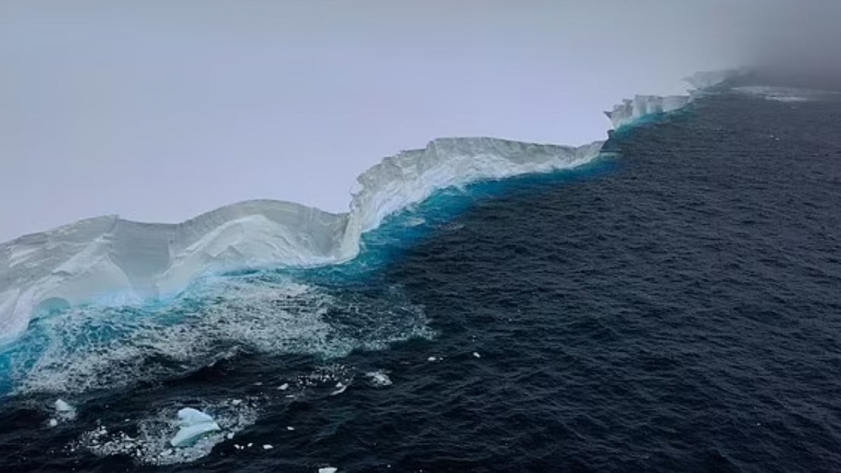 Neredeyse İstanbul kadar: Dünyanın en büyük buz dağı okyanusta süzülürken görüntülendi!