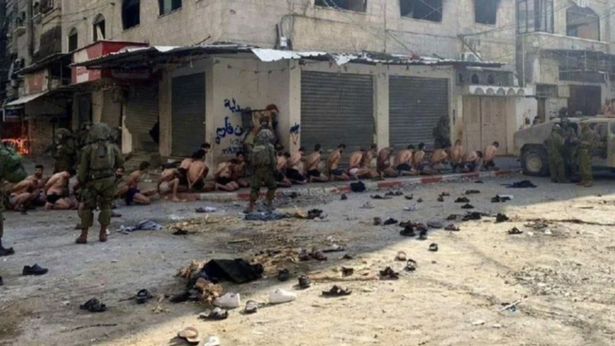 Netanyahu’nun danışmanı, Filistinlilerin yarı çıplak gözaltına alınmasını savundu