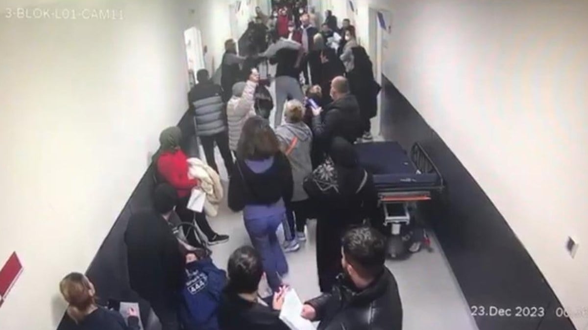Okmeydanı Şehir Hastanesi’nde doktora yumruklu saldırı kamerada