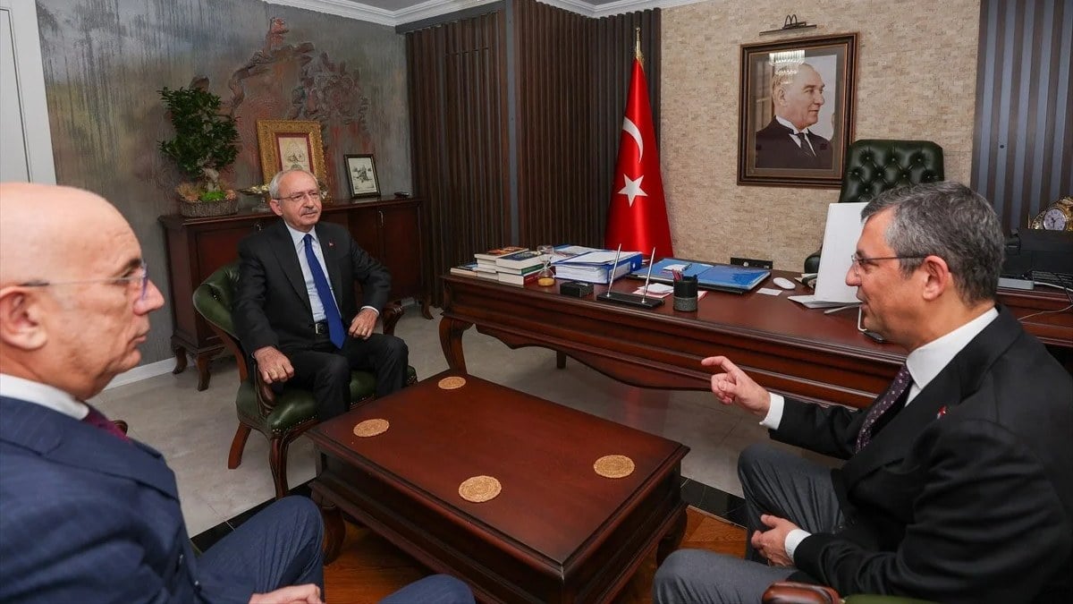 Özgür Özel, Kemal Kılıçdaroğlu’na heykel hediye etti