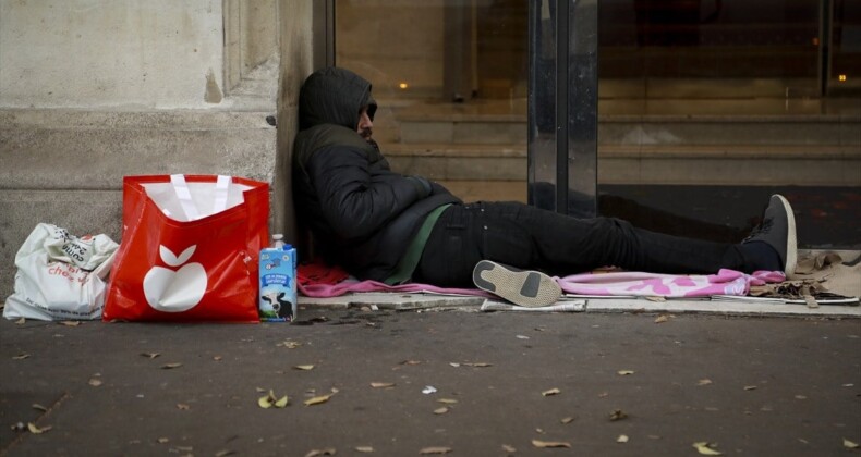 Paris’in arka yüzü! Binlerce evsiz sokaklarda yatıyor