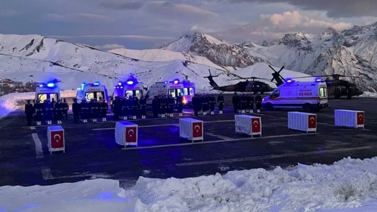 Pençe Kilit bölgesinde şehit olan 6 asker için Hakkari’de tören
