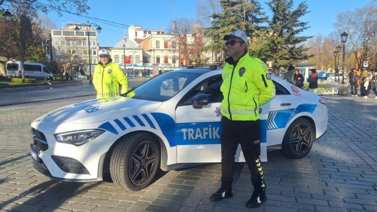 Polis otosu olan suç örgütünün lüks araçları İstanbul sokaklarında