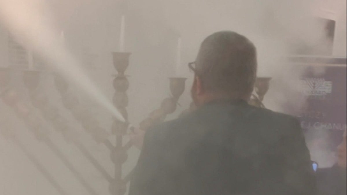 Polonya’da milletvekili Grzegorz Braun, Hanuka mumlarını yangın tüpüyle söndürdü