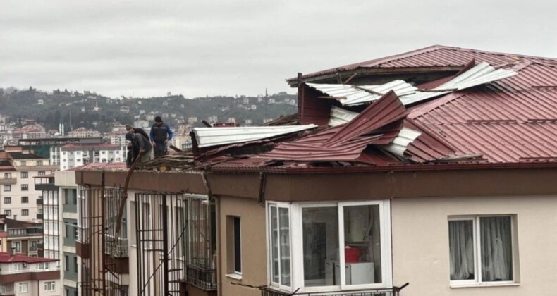 Rize’de fırtına! Çatılar uçtu, arabalarda hasar meydana geldi