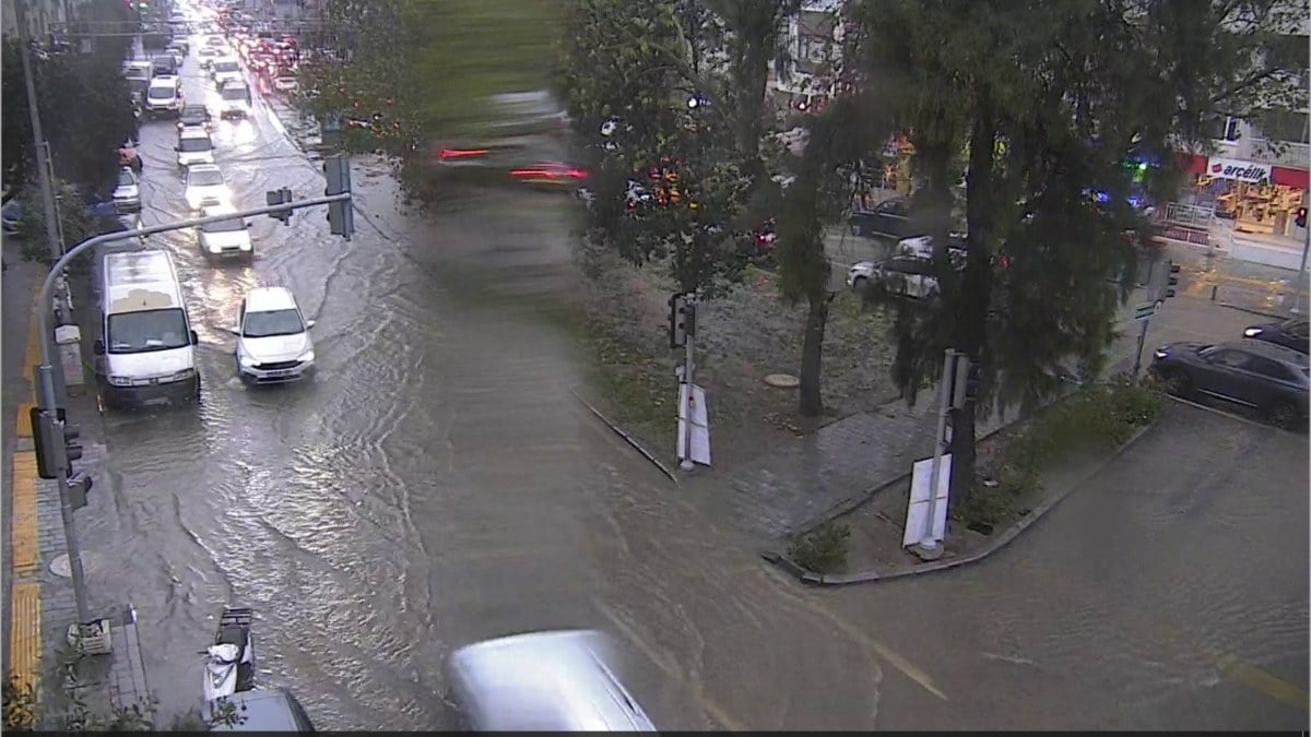 Sağanak İzmir’i bir kez daha vurdu! Vatandaşlar rezillik çekiyor…